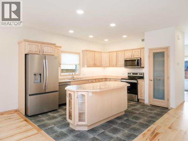 20 Quick Street, Whitehorse, YT - Indoor Photo Showing Kitchen