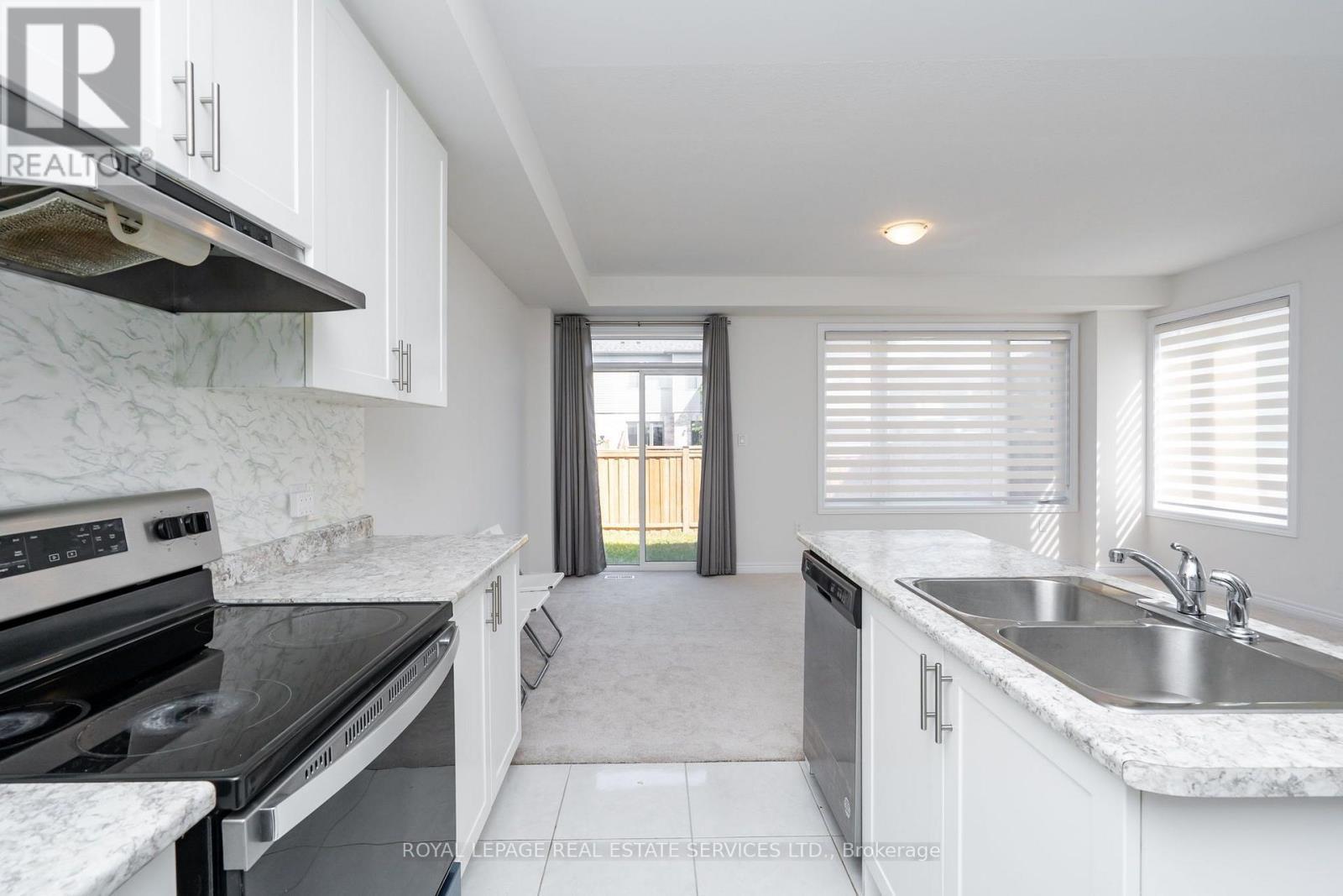 72 - 166 Deerpath Drive, Guelph, ON - Indoor Photo Showing Kitchen With Double Sink