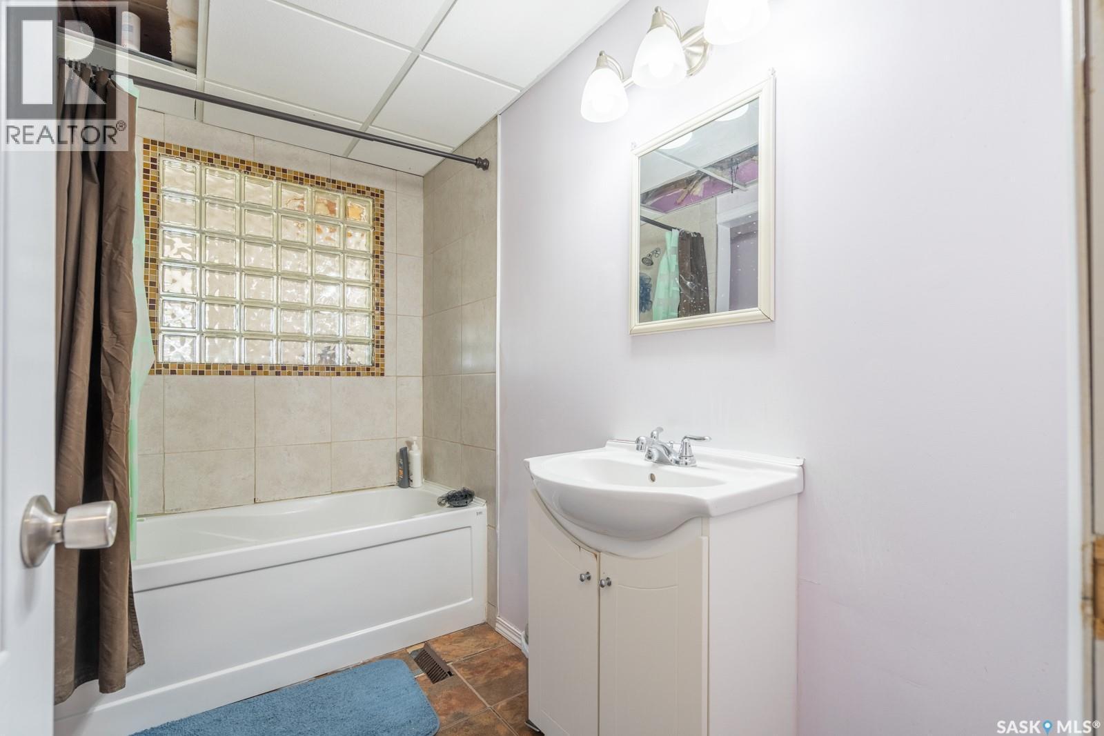 60 Dunning Crescent, Regina, SK - Indoor Photo Showing Bathroom