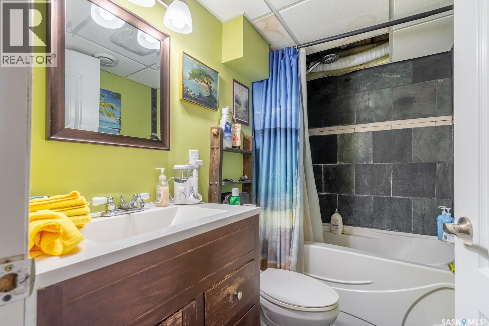 60 Dunning Crescent, Regina, SK - Indoor Photo Showing Bathroom