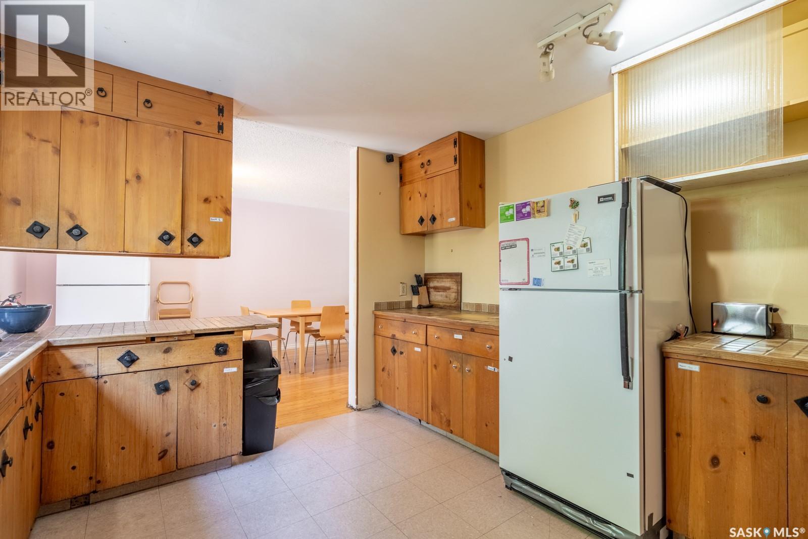 60 Dunning Crescent, Regina, SK - Indoor Photo Showing Kitchen
