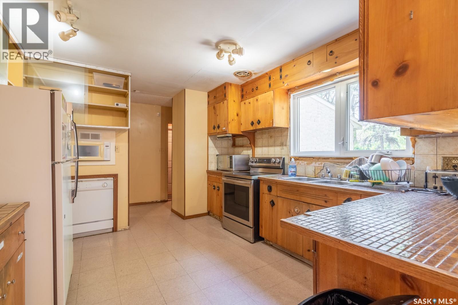 60 Dunning Crescent, Regina, SK - Indoor Photo Showing Kitchen With Double Sink