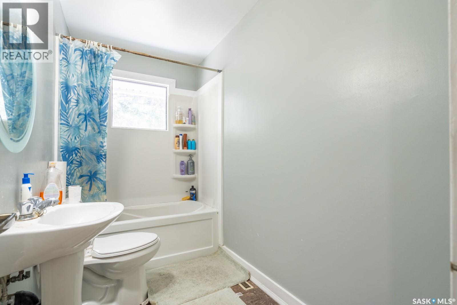 60 Dunning Crescent, Regina, SK - Indoor Photo Showing Bathroom