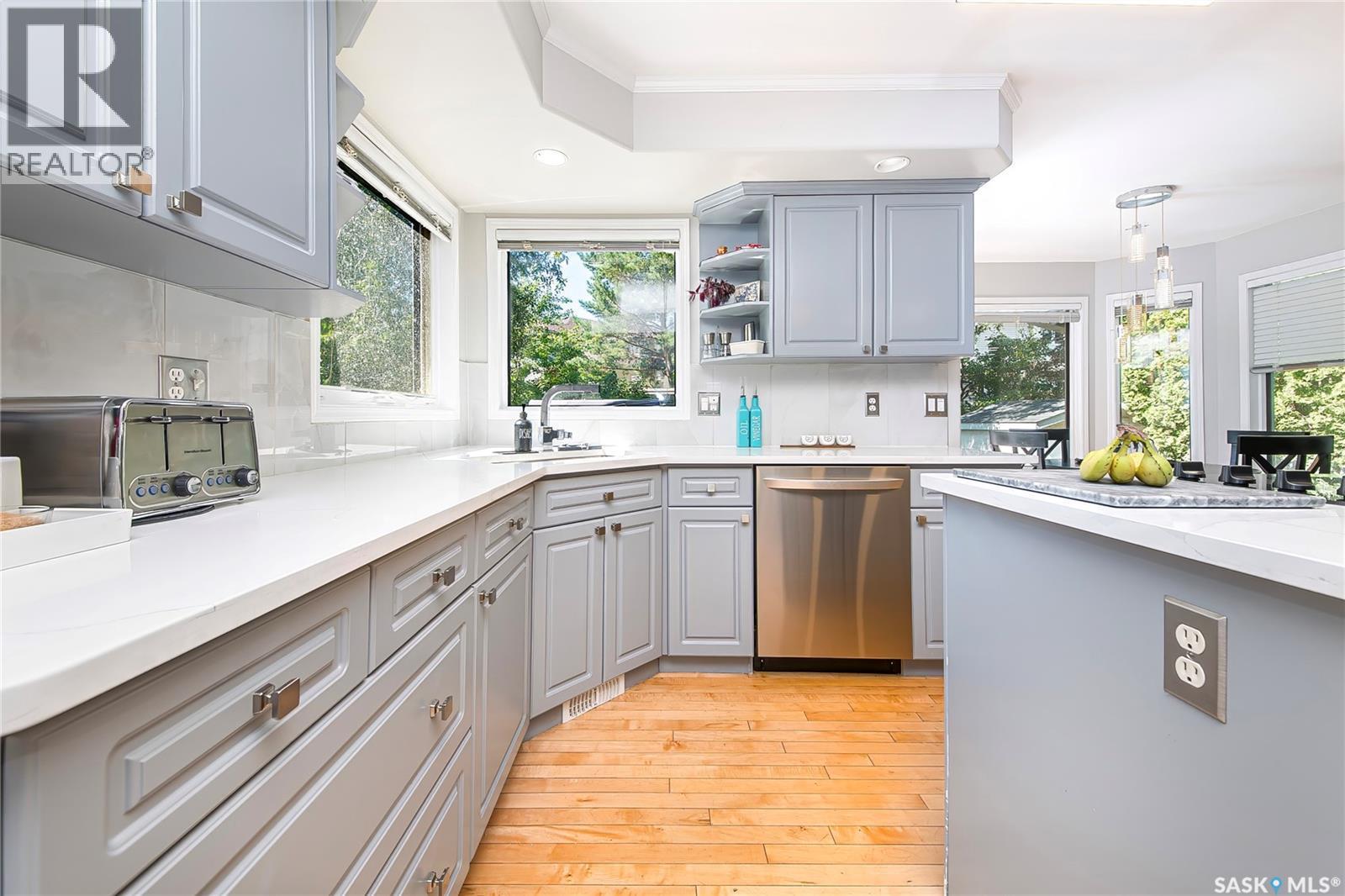 114 Mcfarland Place, Saskatoon, SK - Indoor Photo Showing Kitchen With Upgraded Kitchen