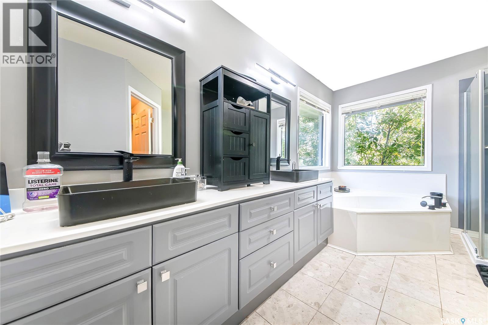 114 Mcfarland Place, Saskatoon, SK - Indoor Photo Showing Bathroom