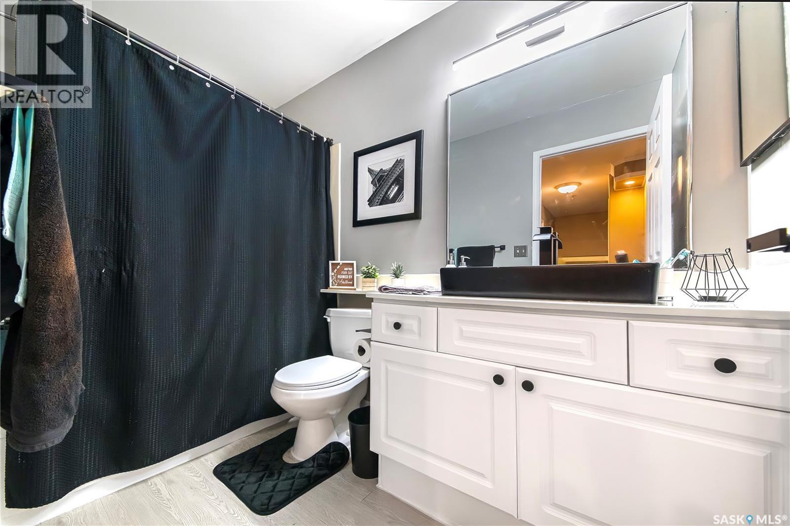 114 Mcfarland Place, Saskatoon, SK - Indoor Photo Showing Bathroom