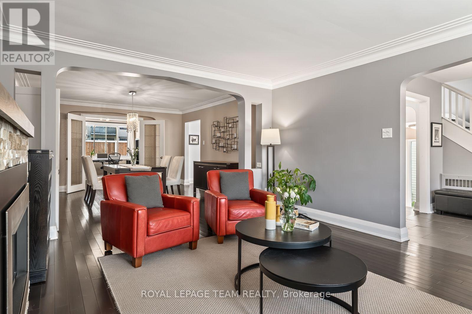 111 Ivy Crescent, Ottawa, ON - Indoor Photo Showing Living Room