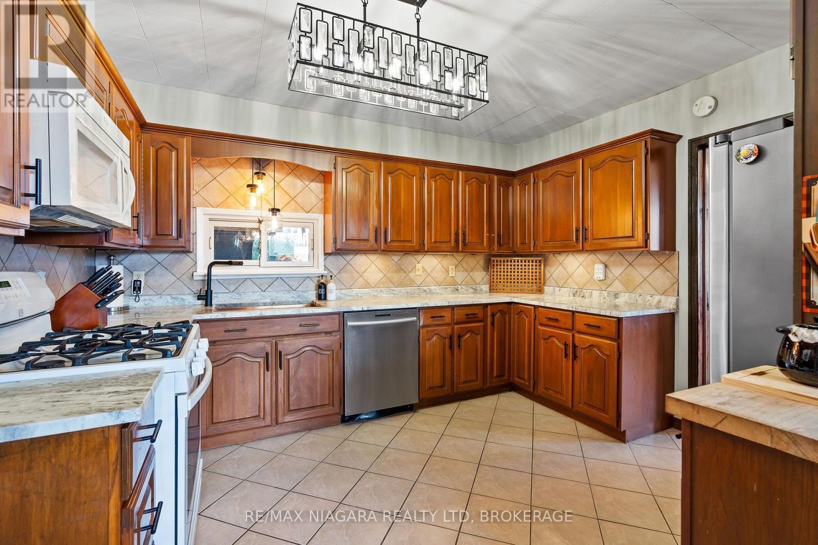 1470 Killaly Street E, Port Colborne (Sherkston), ON - Indoor Photo Showing Kitchen