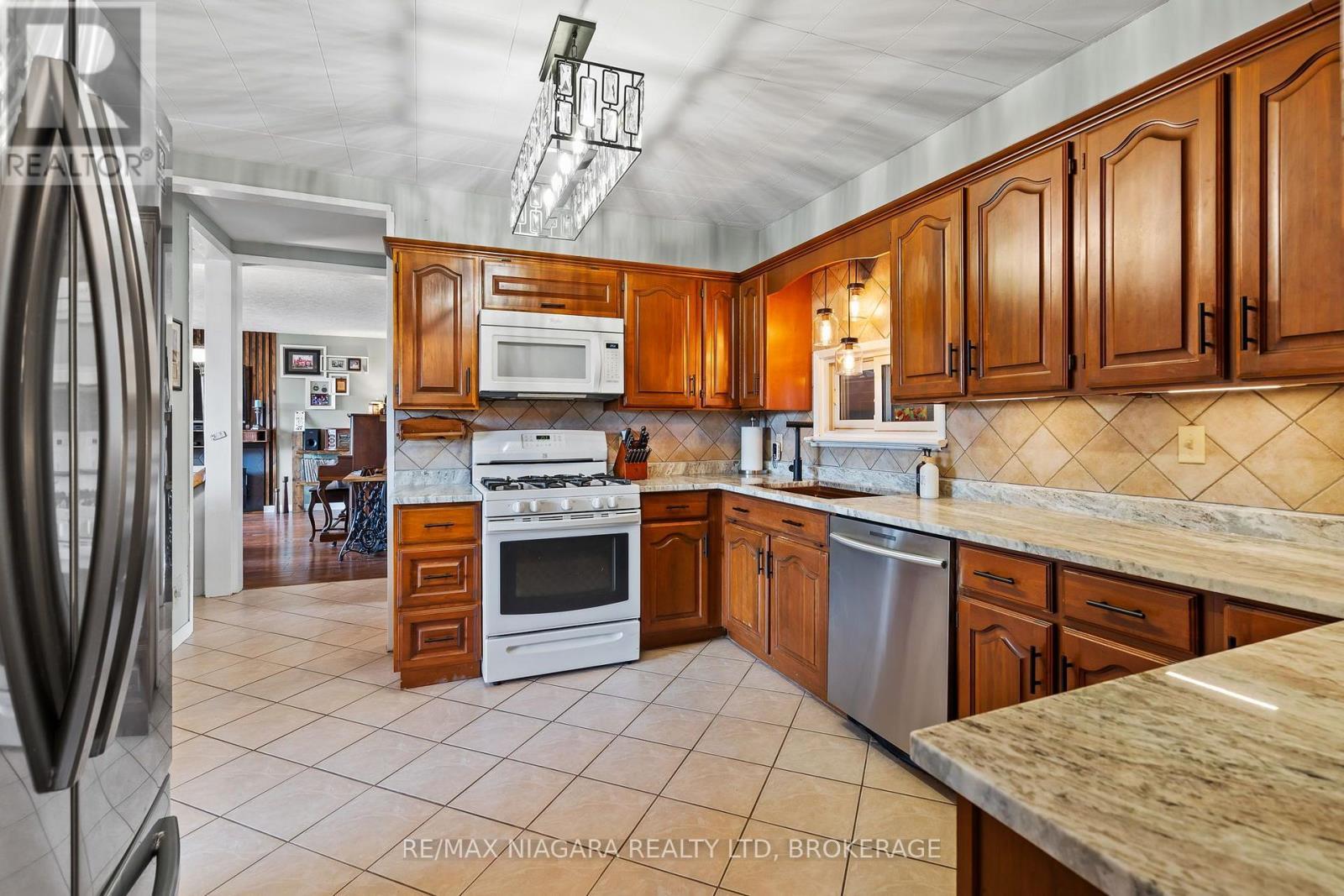 1470 Killaly Street E, Port Colborne (Sherkston), ON - Indoor Photo Showing Kitchen