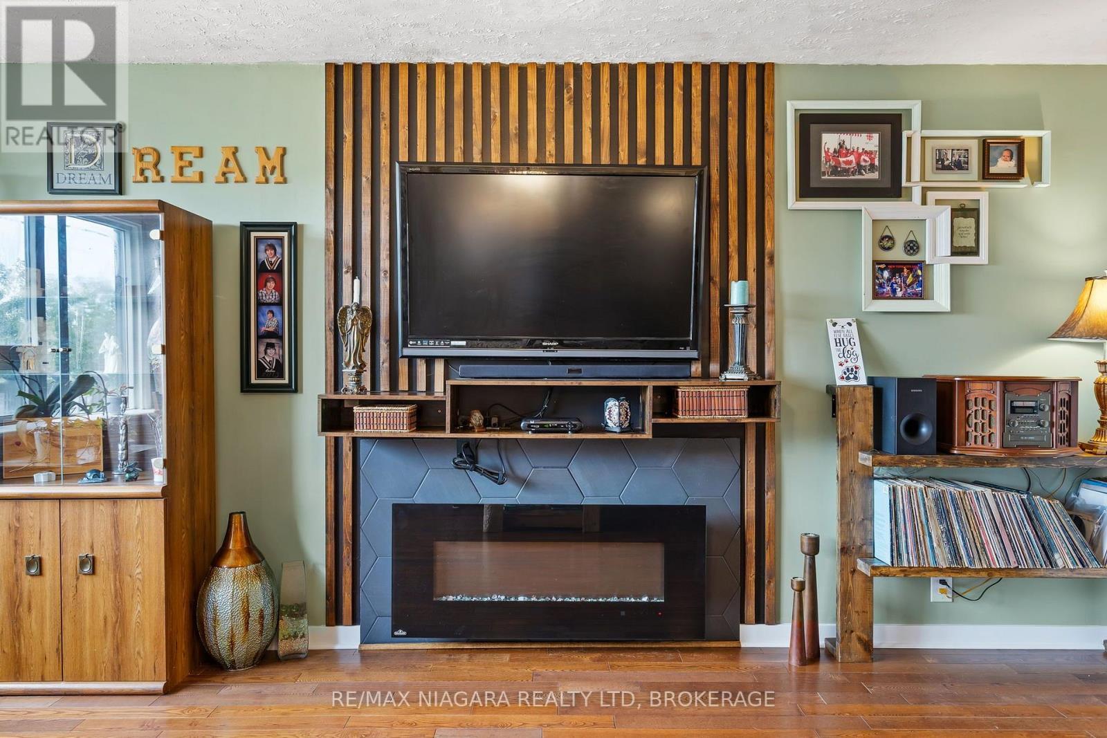1470 Killaly Street E, Port Colborne (Sherkston), ON - Indoor Photo Showing Living Room With Fireplace