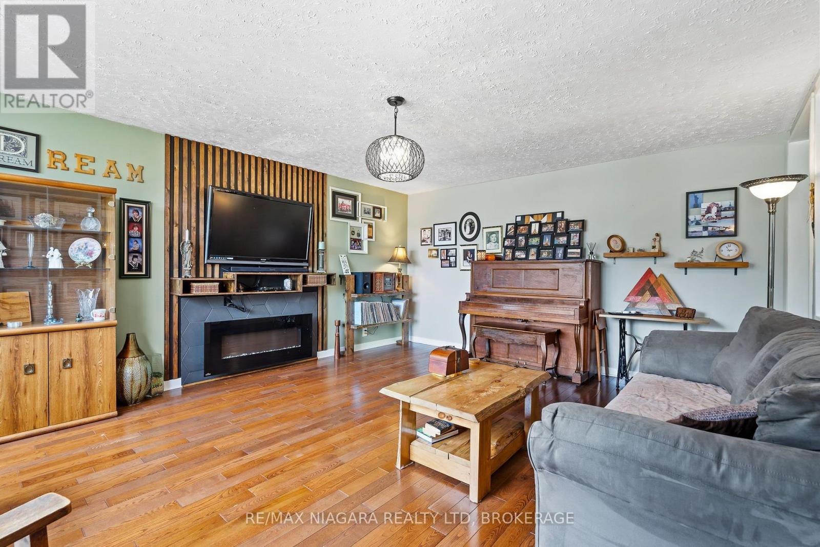 1470 Killaly Street E, Port Colborne (Sherkston), ON - Indoor Photo Showing Living Room With Fireplace