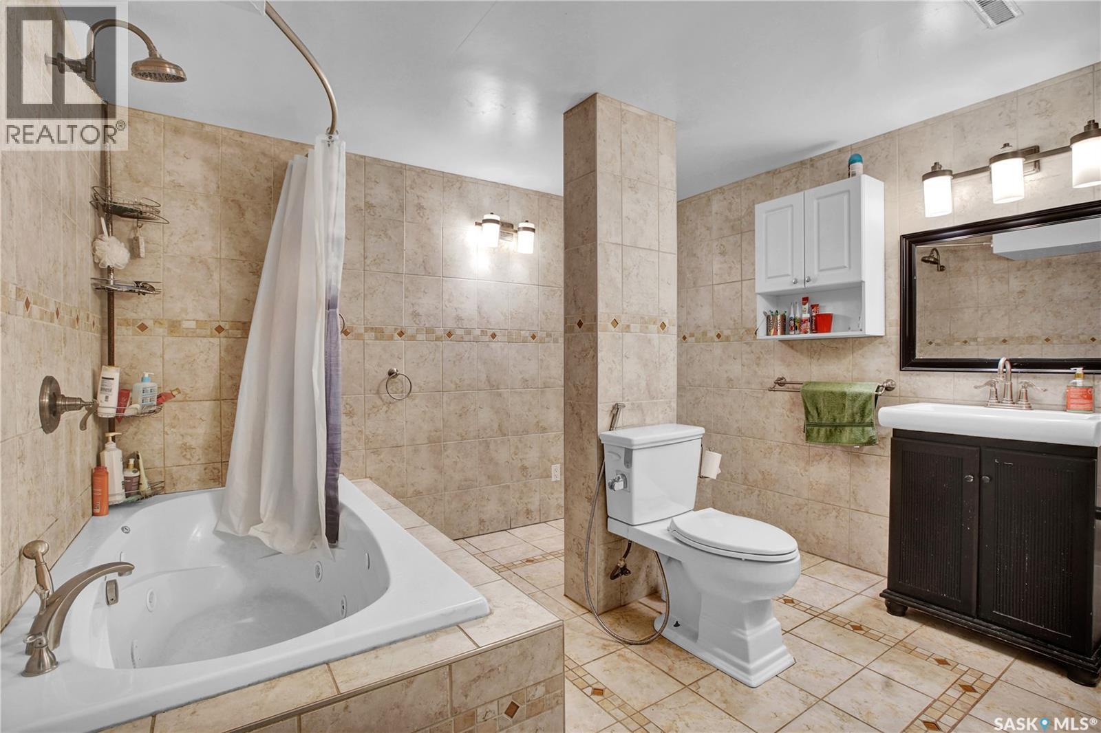 2406 Preston Avenue S, Saskatoon, SK - Indoor Photo Showing Bathroom