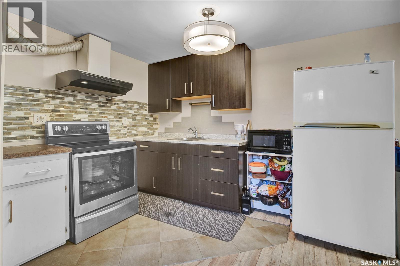 2406 Preston Avenue S, Saskatoon, SK - Indoor Photo Showing Kitchen
