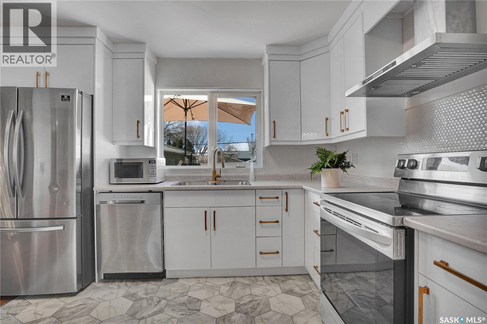 2406 Preston Avenue S, Saskatoon, SK - Indoor Photo Showing Kitchen
