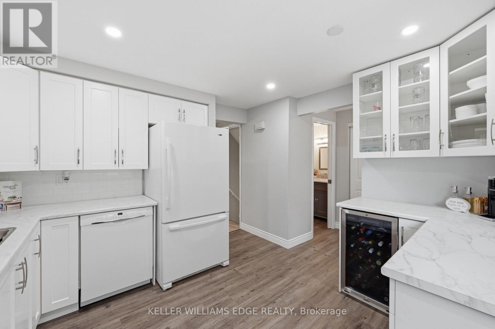 25 Flint Drive, Kitchener, ON - Indoor Photo Showing Kitchen