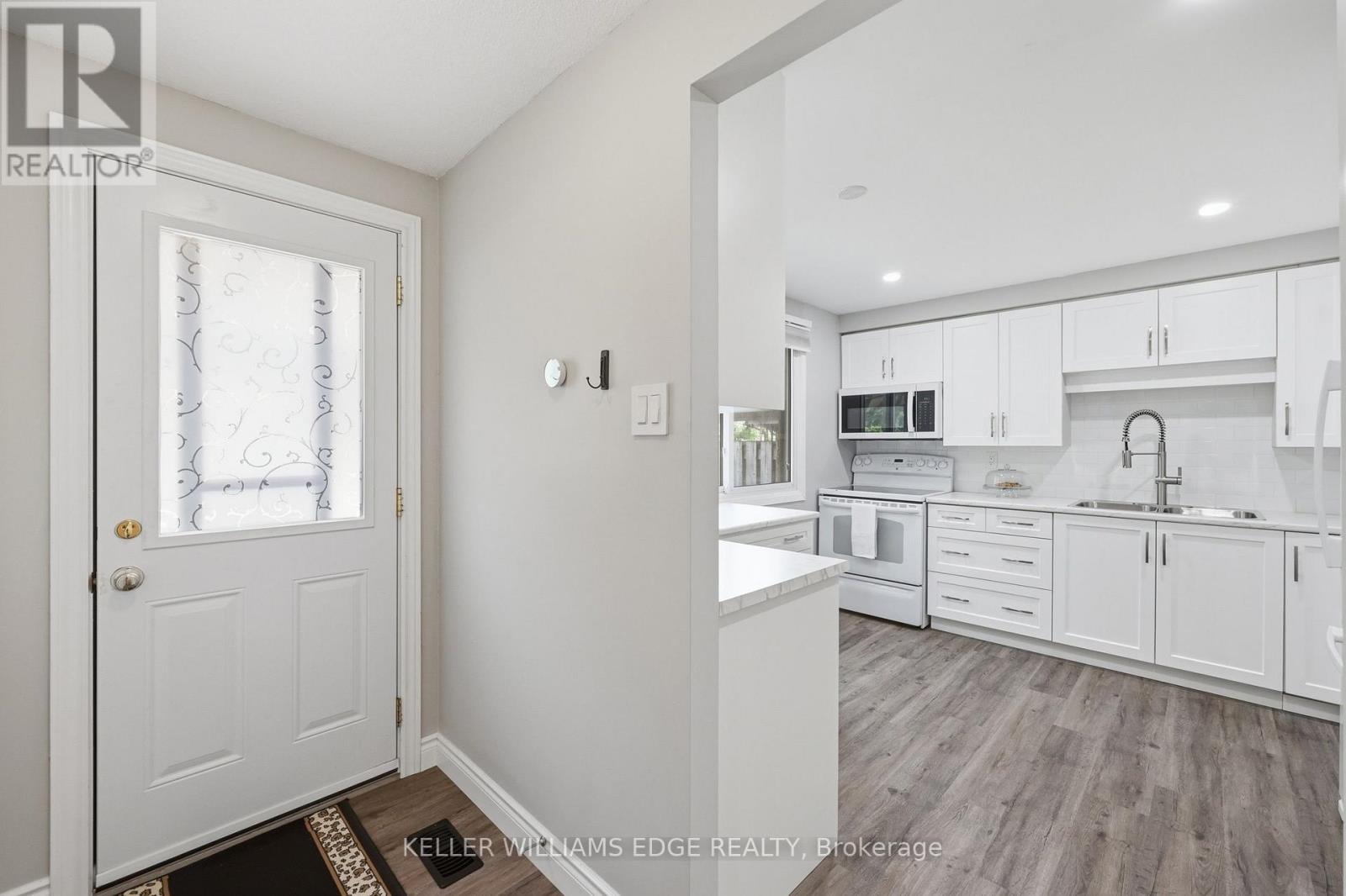 25 Flint Drive, Kitchener, ON - Indoor Photo Showing Kitchen