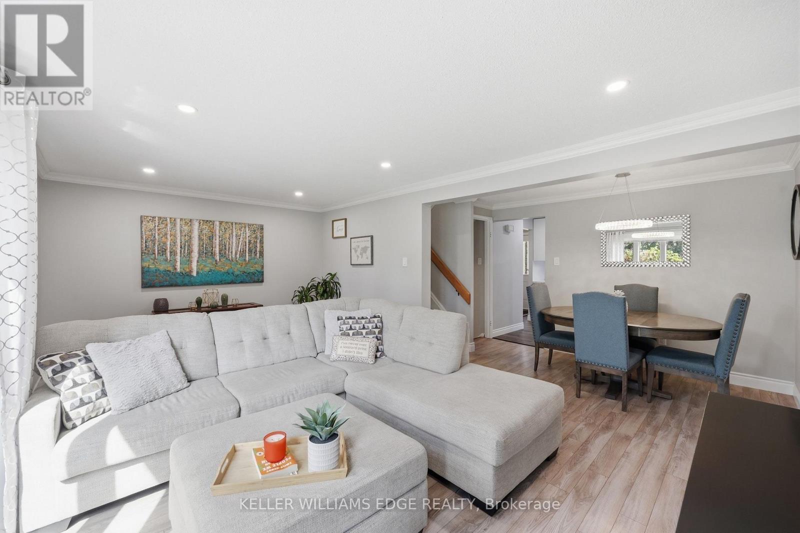 25 Flint Drive, Kitchener, ON - Indoor Photo Showing Living Room