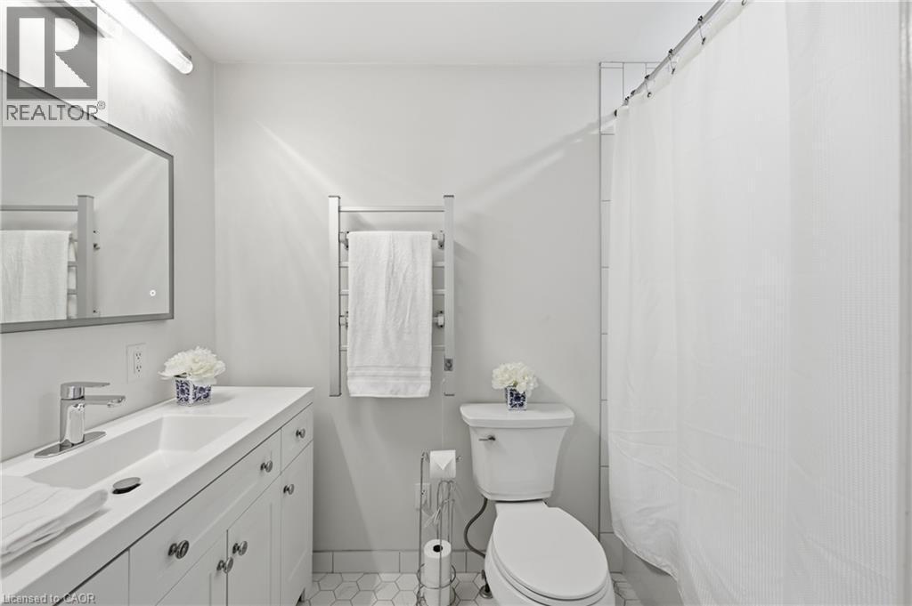 Main bathroom with heated floors and heated towel rack - 25 Flint Drive, Kitchener, ON - Indoor Photo Showing Bathroom