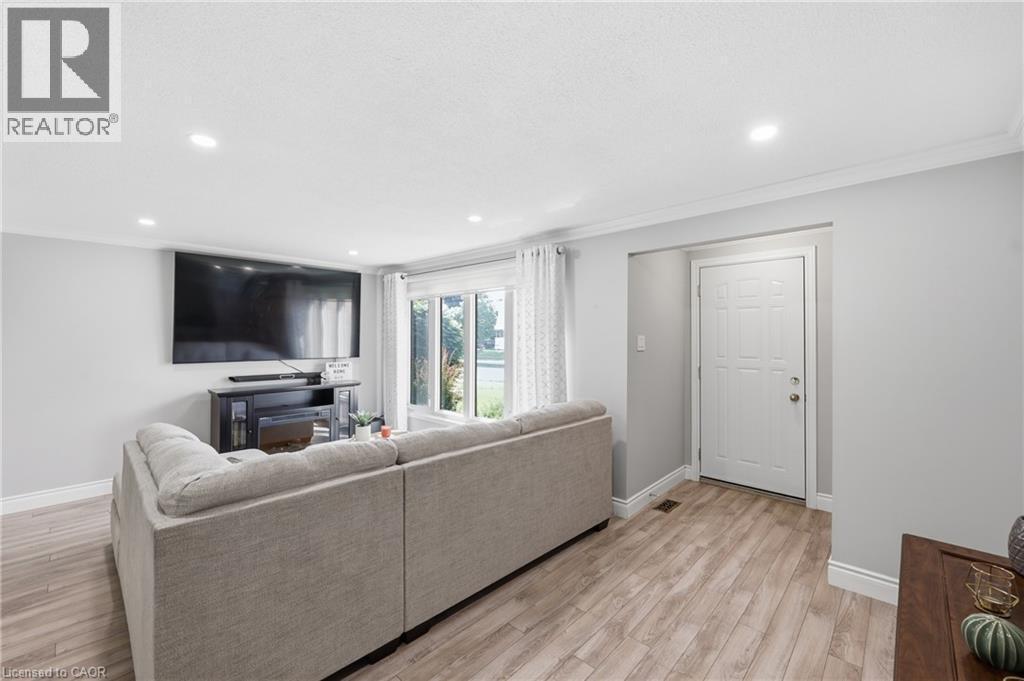 25 Flint Drive, Kitchener, ON - Indoor Photo Showing Living Room
