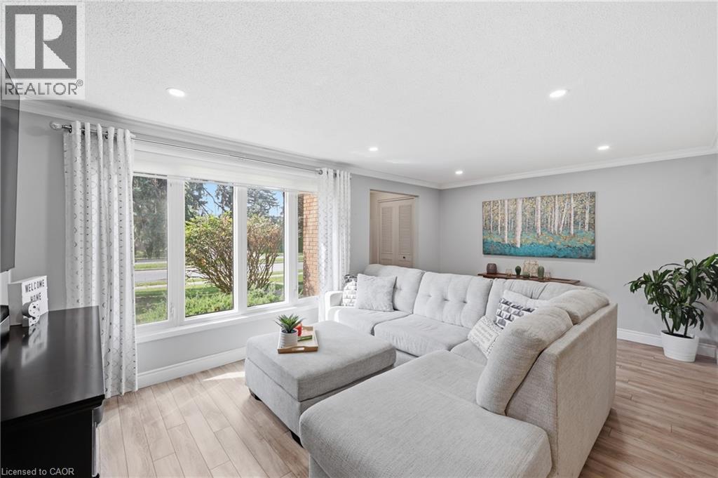 25 Flint Drive, Kitchener, ON - Indoor Photo Showing Living Room