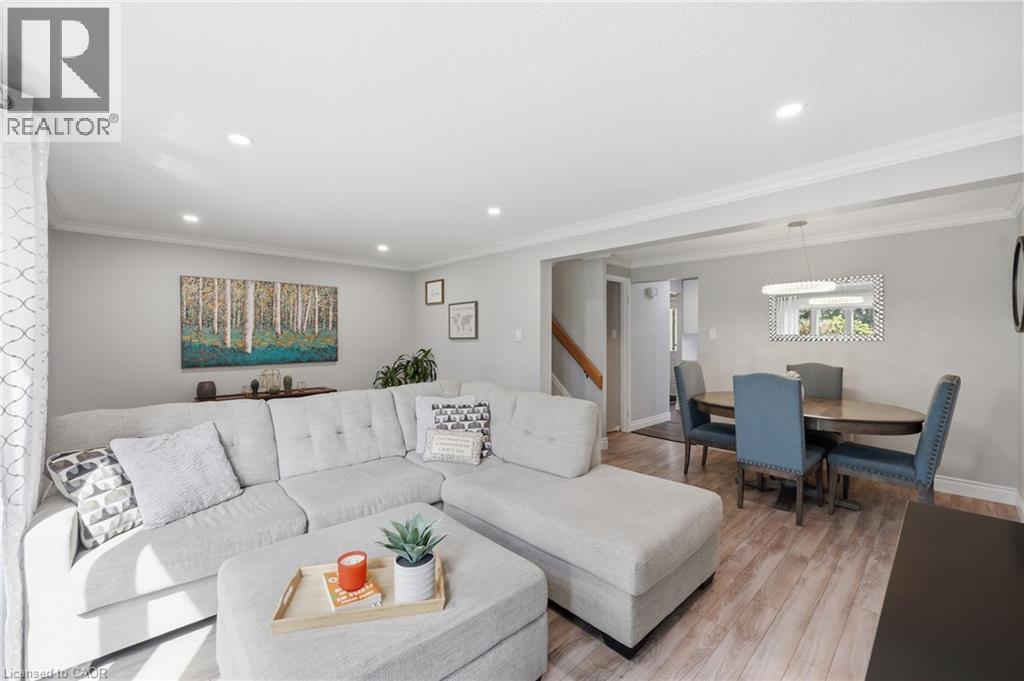 25 Flint Drive, Kitchener, ON - Indoor Photo Showing Living Room