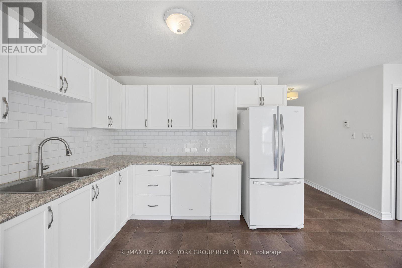 132 Banting Crescent, Essa, ON - Indoor Photo Showing Kitchen With Double Sink With Upgraded Kitchen