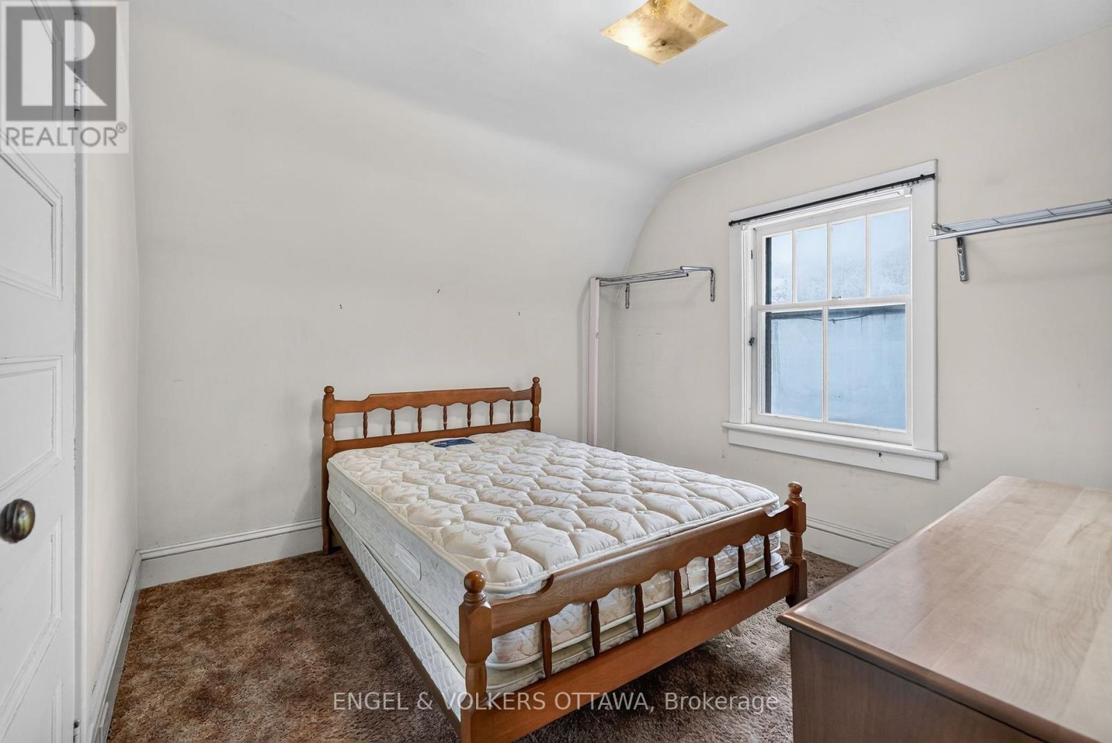 9 Geneva Street, Ottawa, ON - Indoor Photo Showing Bedroom