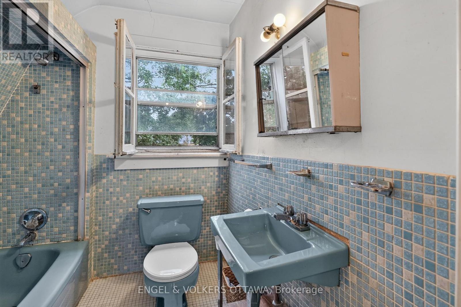 9 Geneva Street, Ottawa, ON - Indoor Photo Showing Bathroom