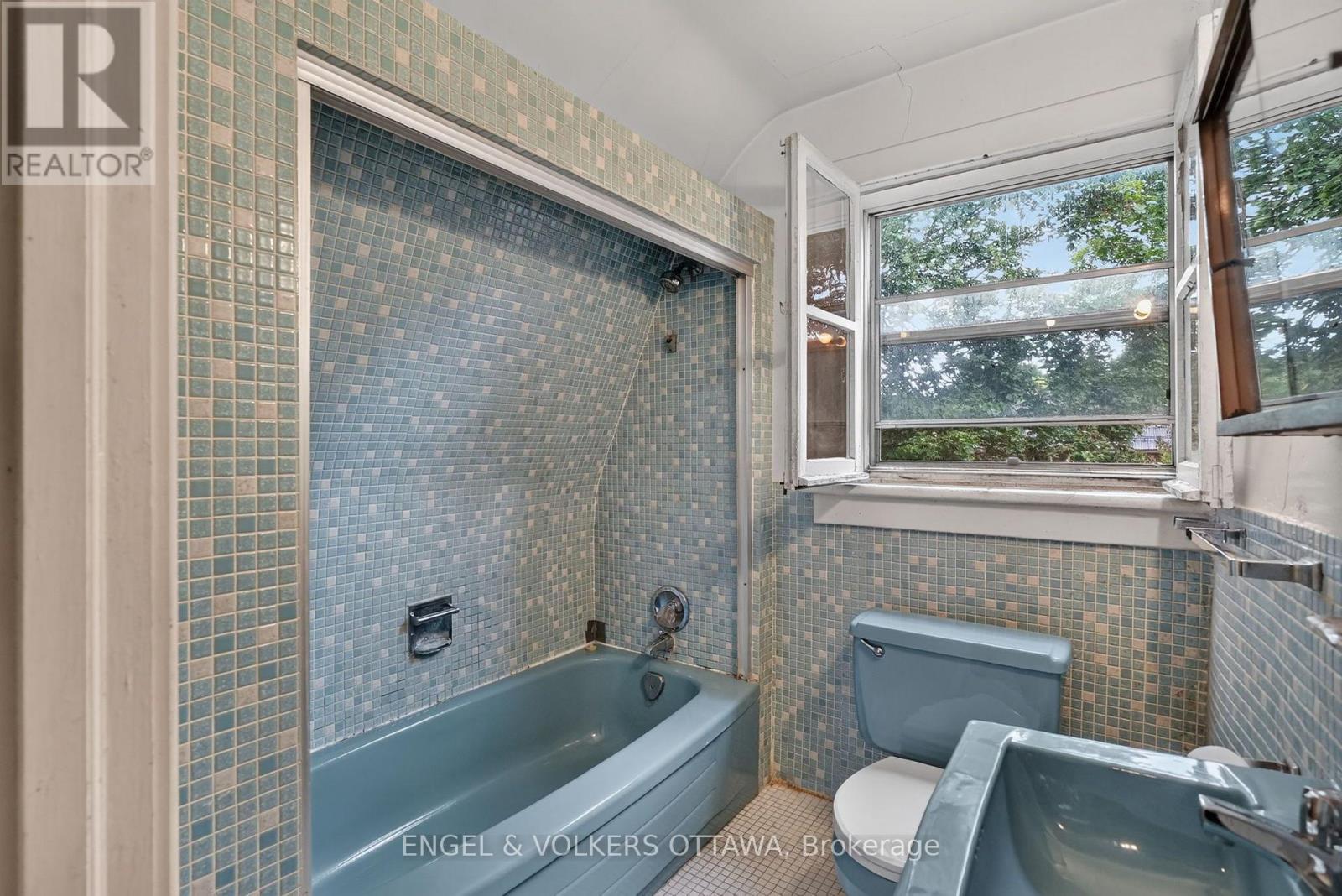 9 Geneva Street, Ottawa, ON - Indoor Photo Showing Bathroom