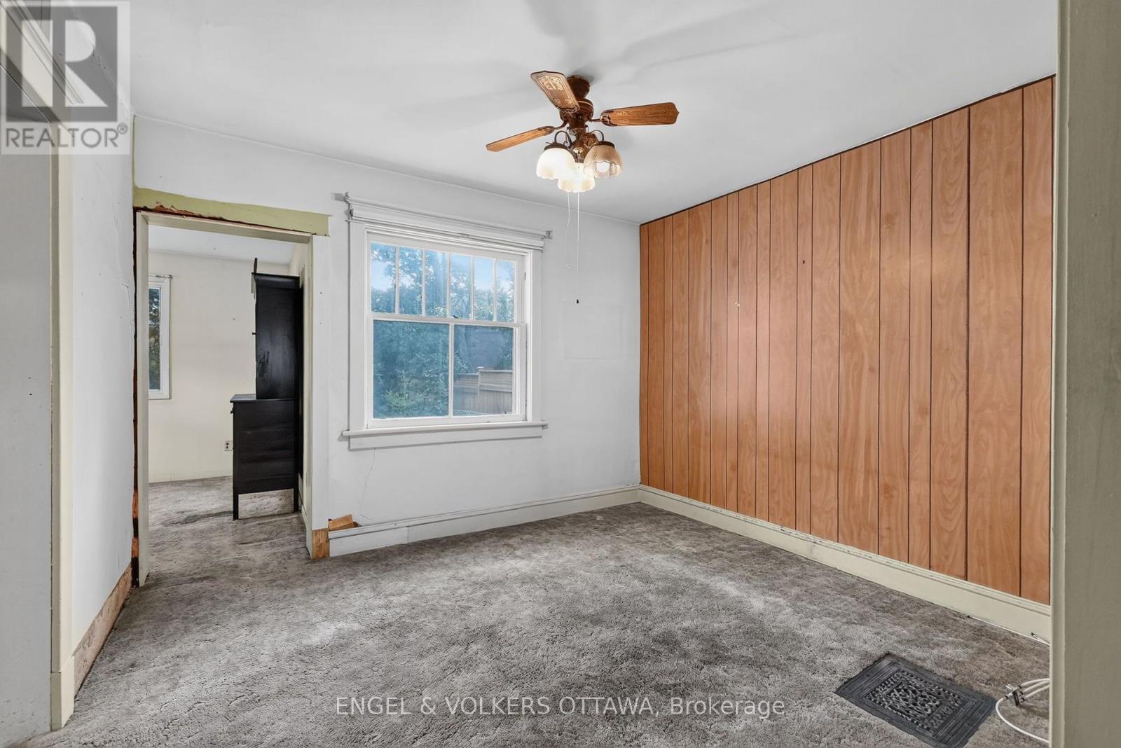 9 Geneva Street, Ottawa, ON - Indoor Photo Showing Other Room