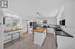 Open-concept Kitchen with island and breakfast bar - 