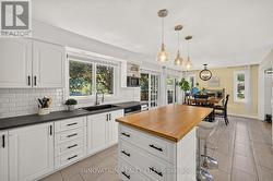 Kitchen with island and breakfast bar - 