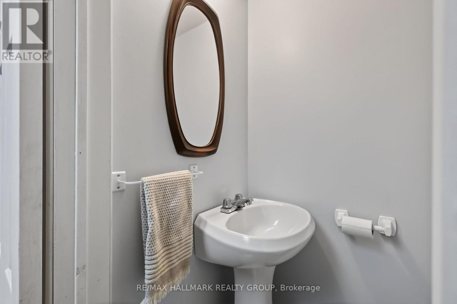 95 College Circle, Ottawa, ON - Indoor Photo Showing Bathroom