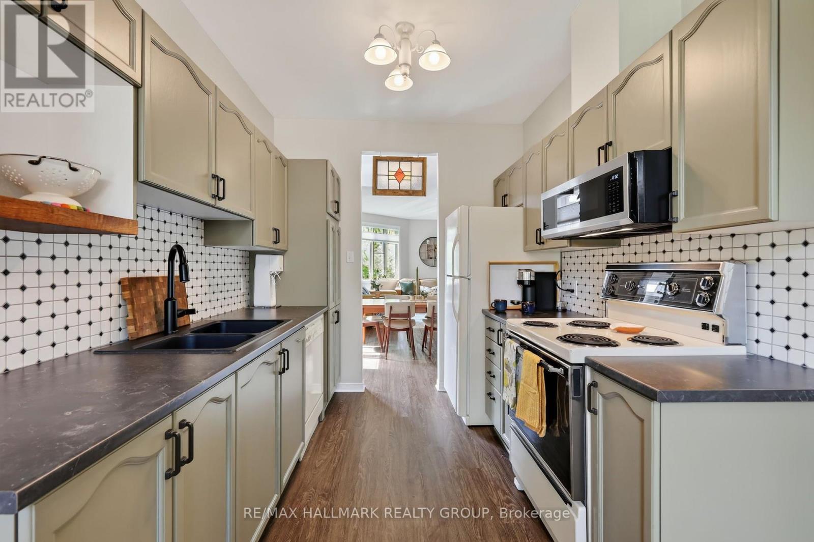 95 College Circle, Ottawa, ON - Indoor Photo Showing Kitchen With Double Sink