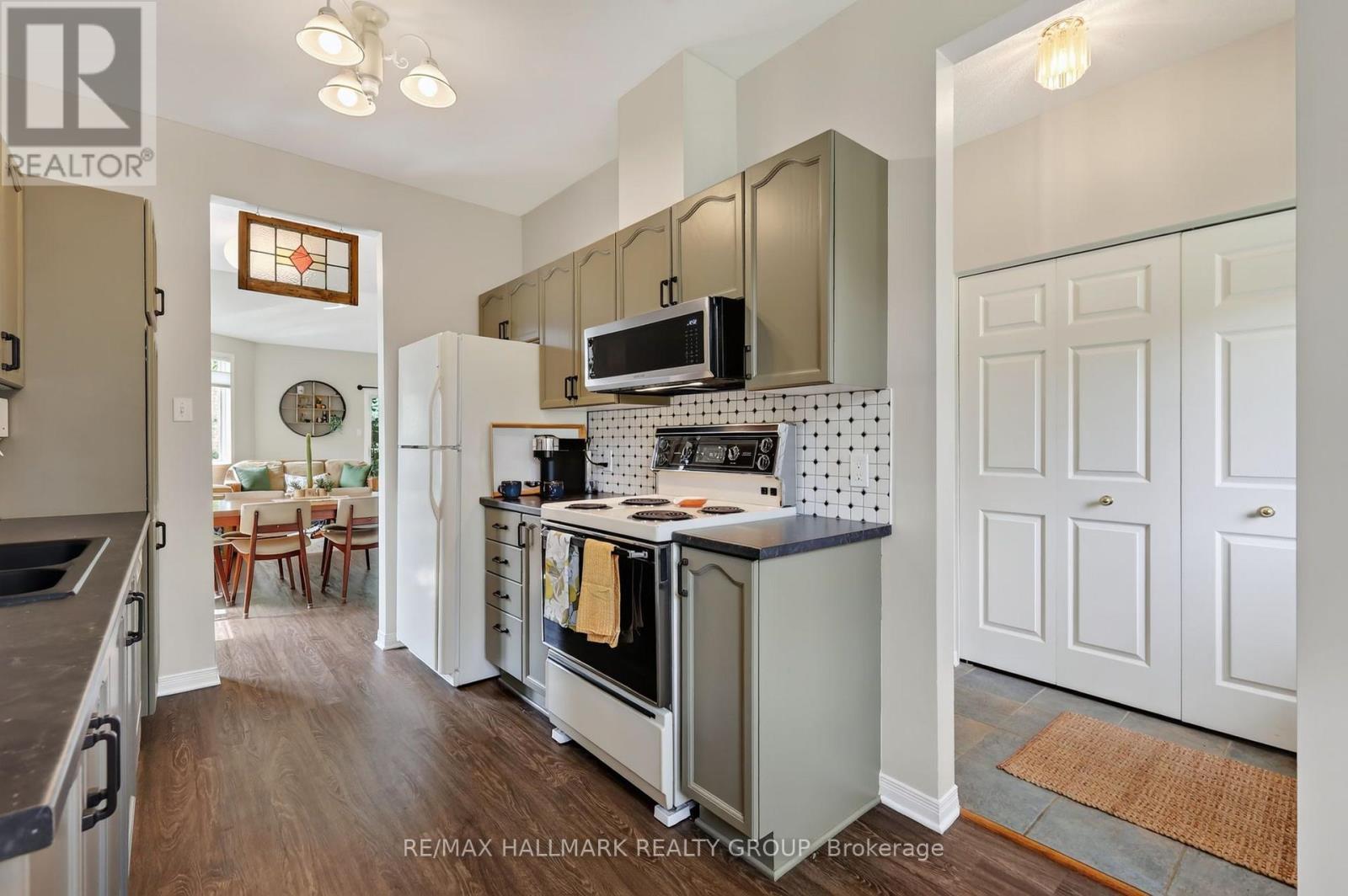 95 College Circle, Ottawa, ON - Indoor Photo Showing Kitchen With Double Sink