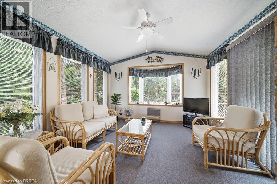 70 Thirteenth Street W, Simcoe, ON - Indoor Photo Showing Living Room