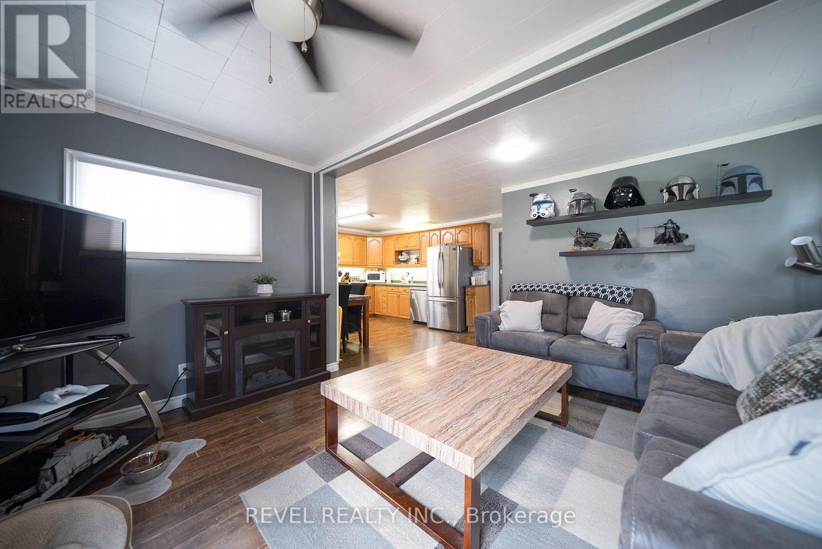 77 Eighth Avenue, Brantford, ON - Indoor Photo Showing Living Room