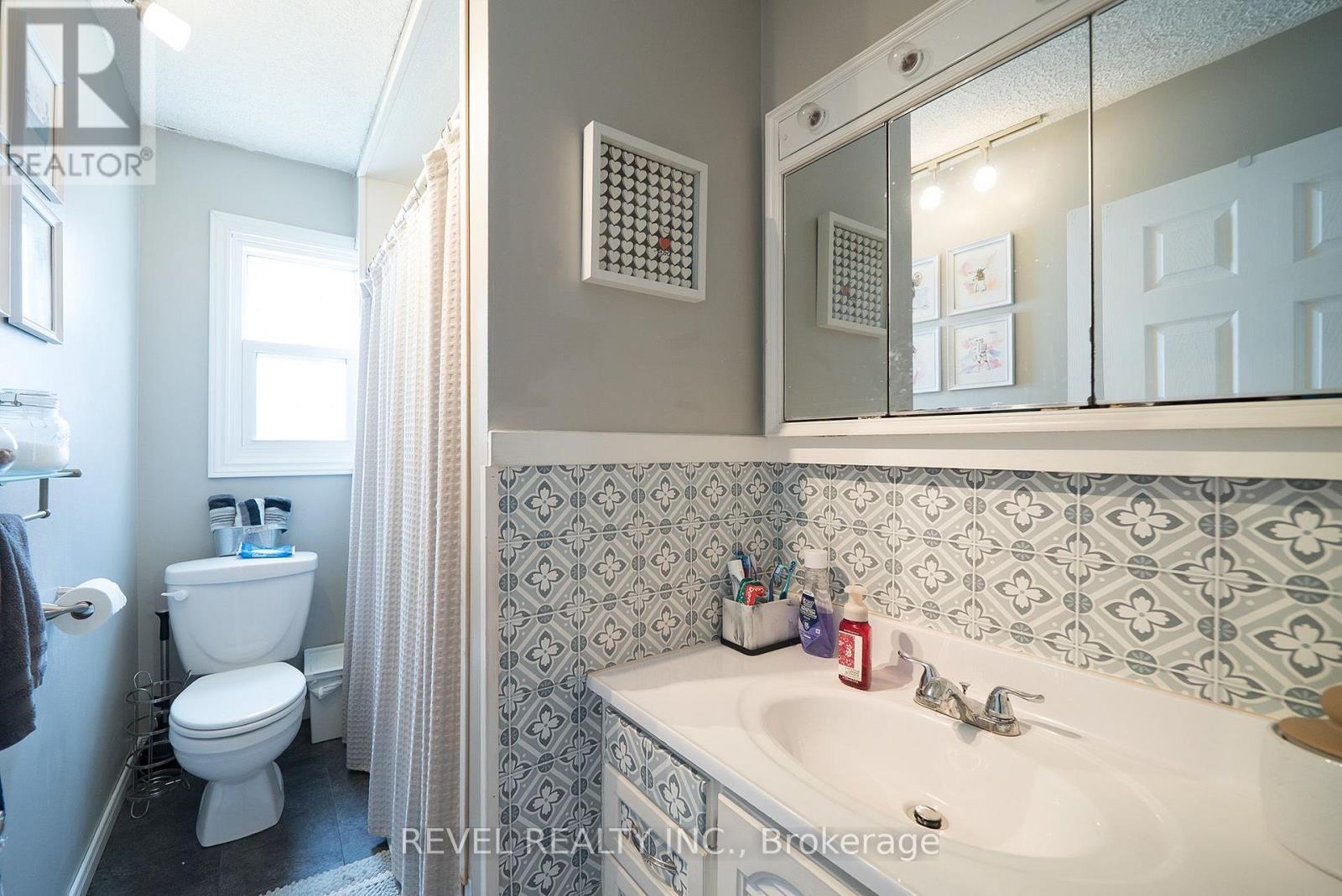 77 Eighth Avenue, Brantford, ON - Indoor Photo Showing Bathroom