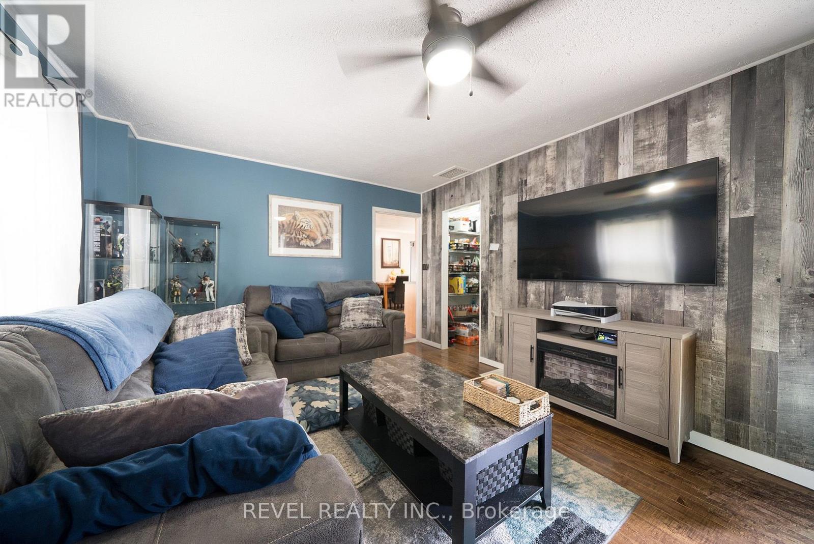 77 Eighth Avenue, Brantford, ON - Indoor Photo Showing Living Room