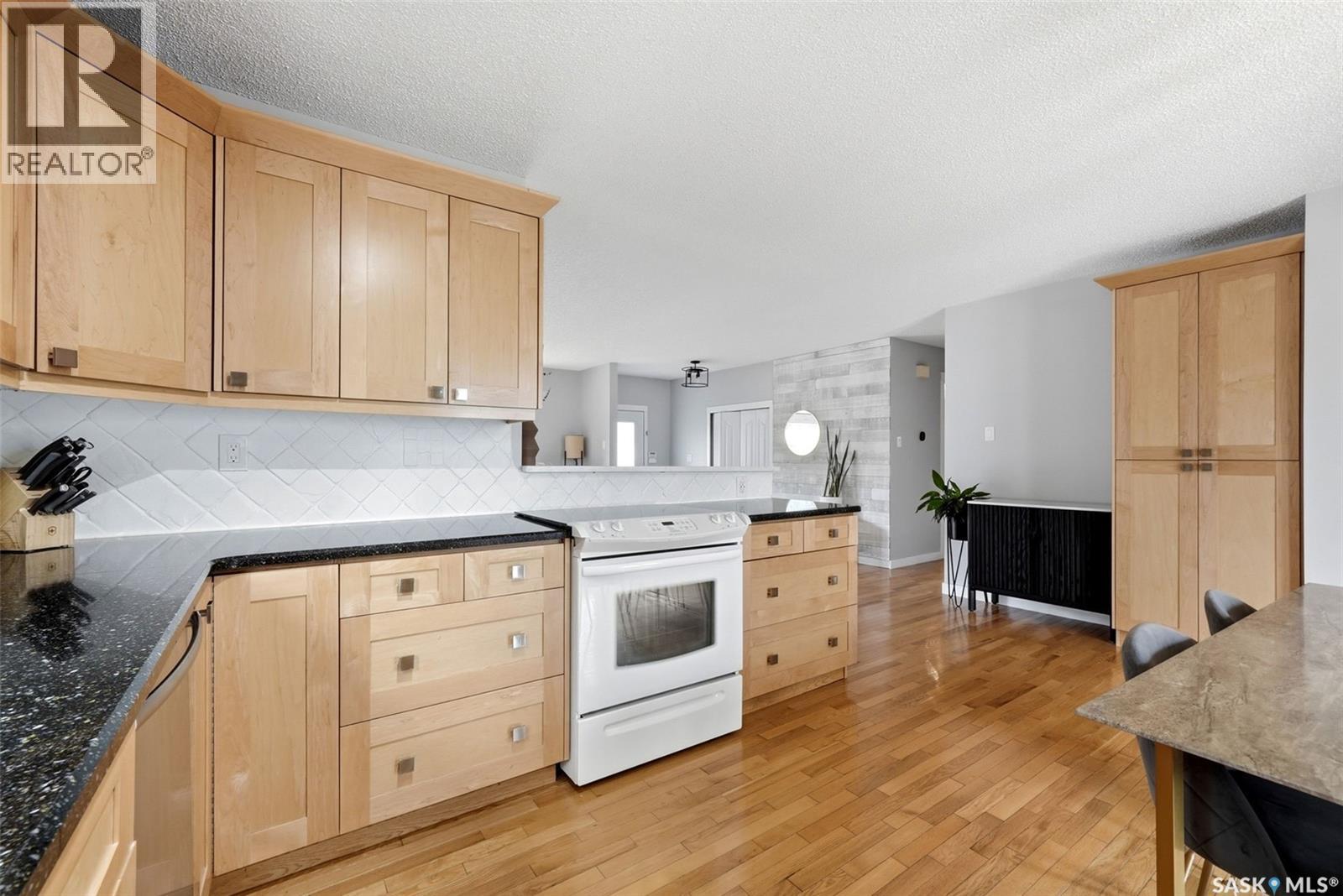 7310 Cribbs Bay, Regina, SK - Indoor Photo Showing Kitchen