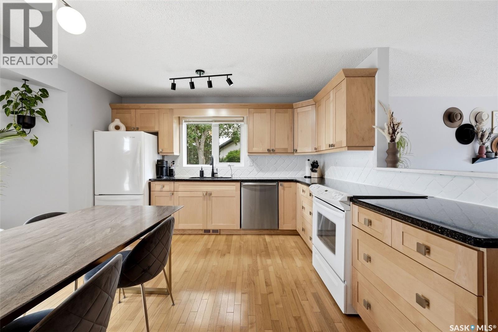 7310 Cribbs Bay, Regina, SK - Indoor Photo Showing Kitchen
