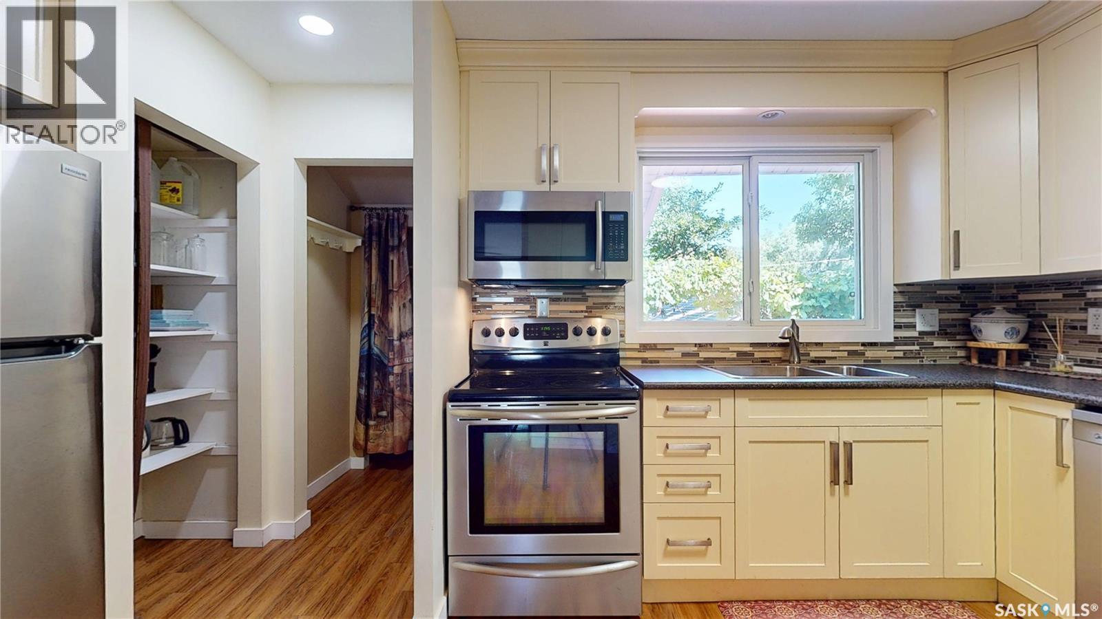 130 Cameron Crescent, Regina, SK - Indoor Photo Showing Kitchen With Double Sink