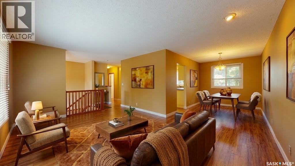 130 Cameron Crescent, Regina, SK - Indoor Photo Showing Living Room