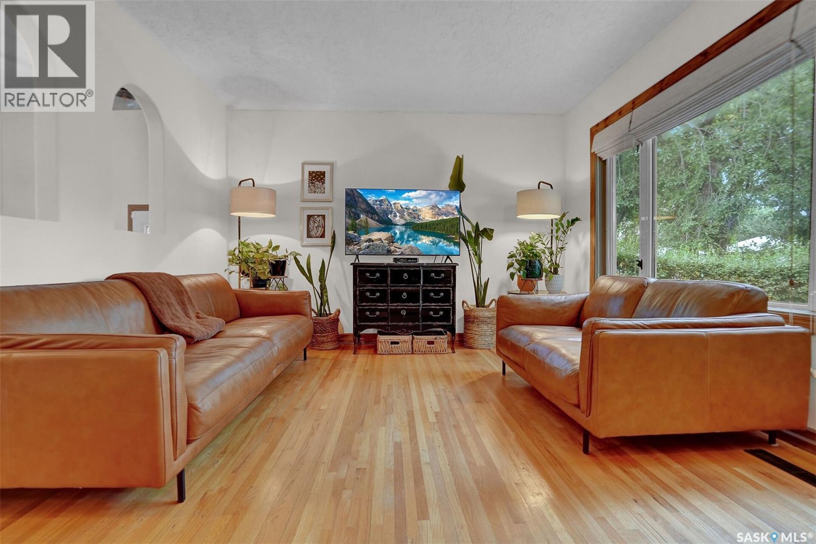 2807 Fleury Street, Regina, SK - Indoor Photo Showing Living Room