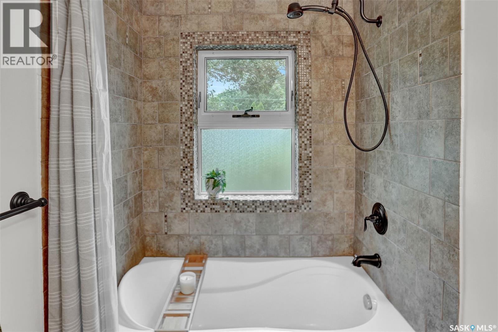 2807 Fleury Street, Regina, SK - Indoor Photo Showing Bathroom