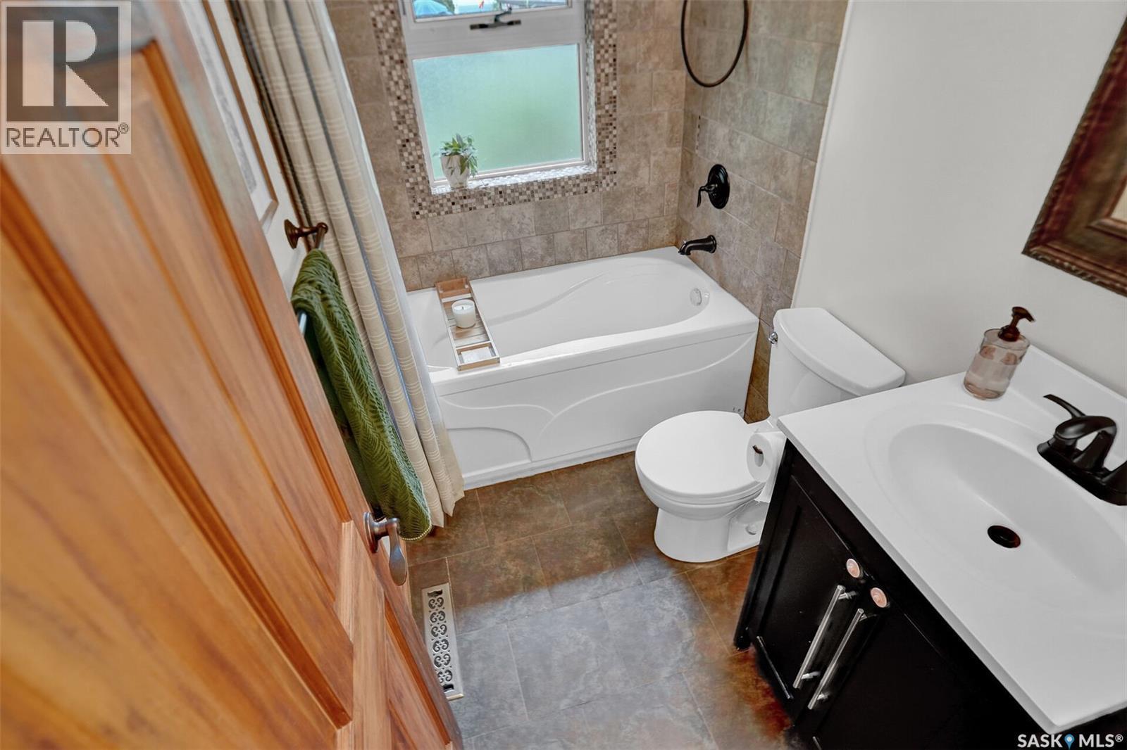 2807 Fleury Street, Regina, SK - Indoor Photo Showing Bathroom