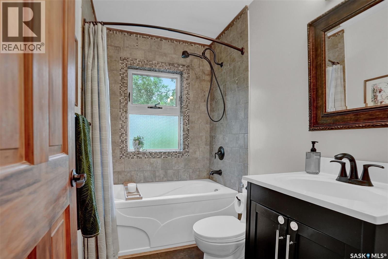 2807 Fleury Street, Regina, SK - Indoor Photo Showing Bathroom
