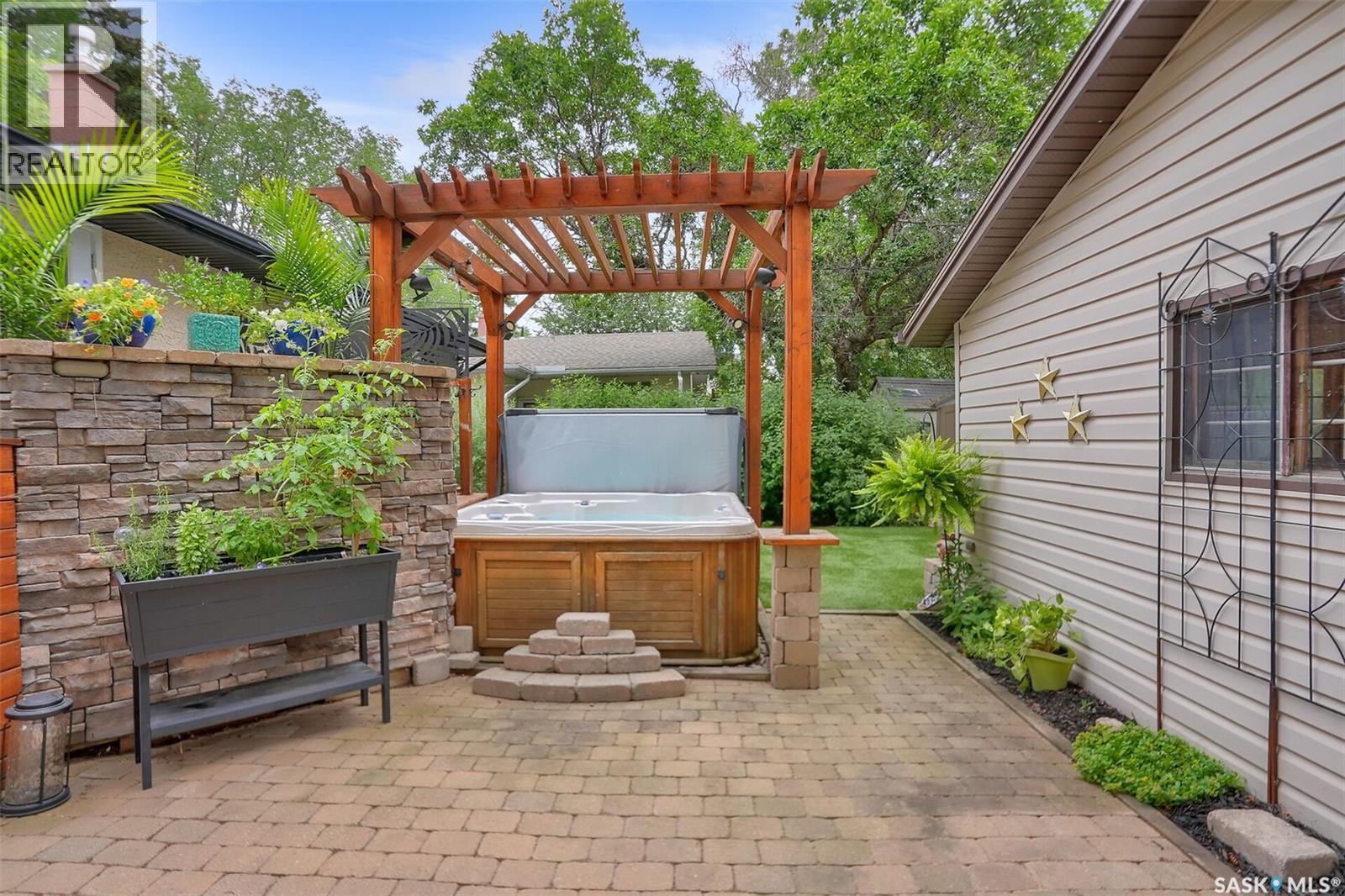 2807 Fleury Street, Regina, SK - Outdoor With Exterior