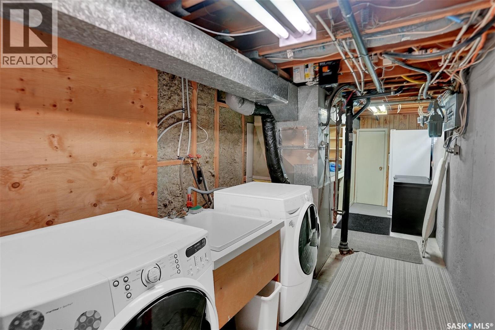 2807 Fleury Street, Regina, SK - Indoor Photo Showing Laundry Room