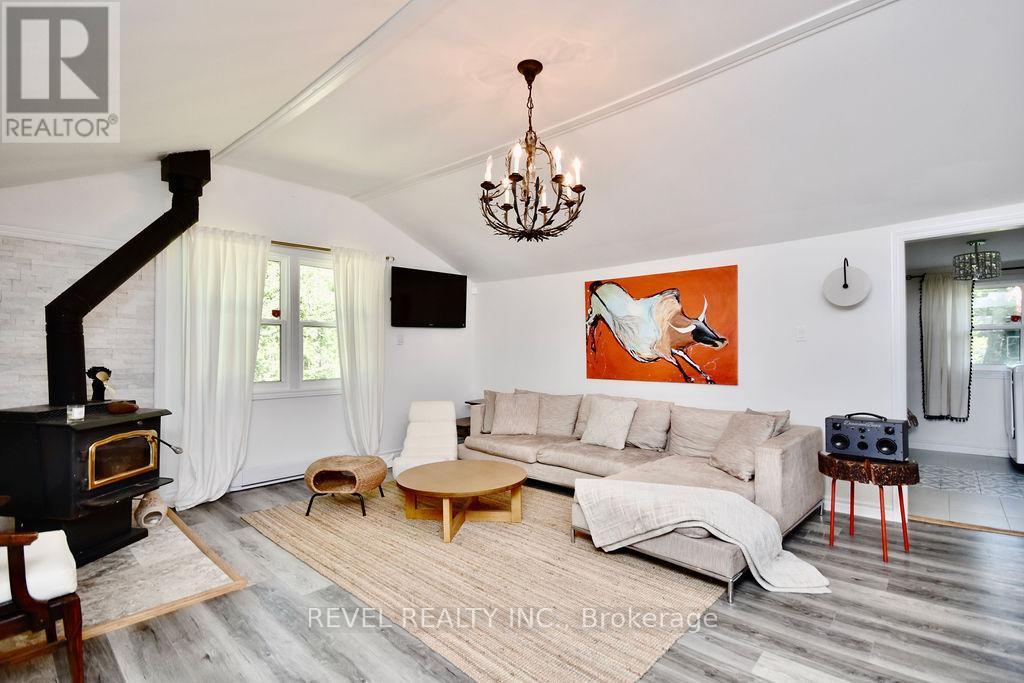 39 Domar Road, Tiny, ON - Indoor Photo Showing Living Room